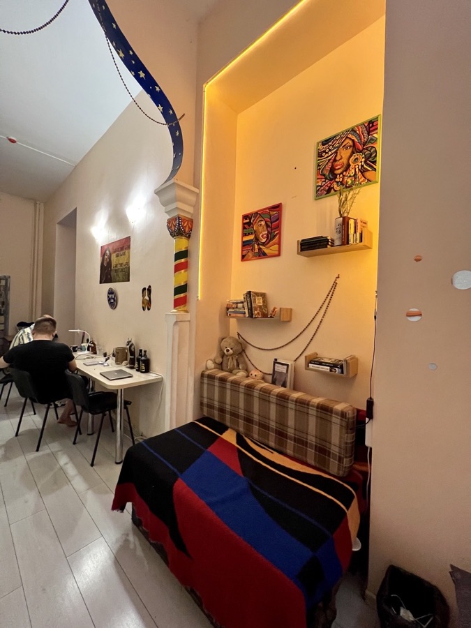 Спільний куточок Dja Hostel зі столом і лавою