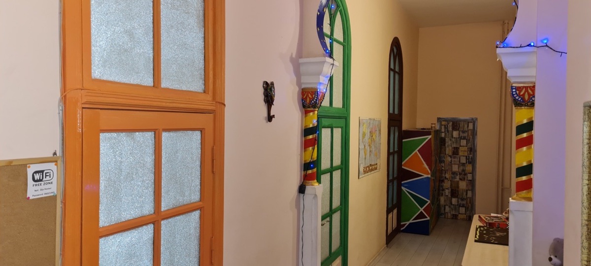 Коридор Dja Hostel із кольоровими дверима